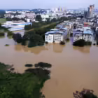 Pemandangan drone menunjukkan bangunan yang sebagian terendam banjir setelah hujan lebat menyebabkan sungai Wuming meluap, di Nanning (Foto: Reuters)