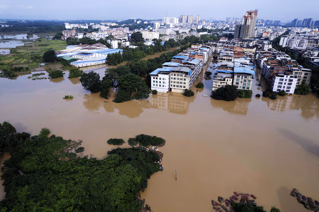 Pemandangan drone menunjukkan bangunan yang sebagian terendam banjir setelah hujan lebat menyebabkan sungai Wuming meluap, di Nanning (Foto: Reuters)