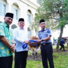 Secara simbolis Pj Bupati Muba menyerahkan hewan kurban yang dilaksanakan di Halaman Masjid Raya Baitul Makmur Sekayu