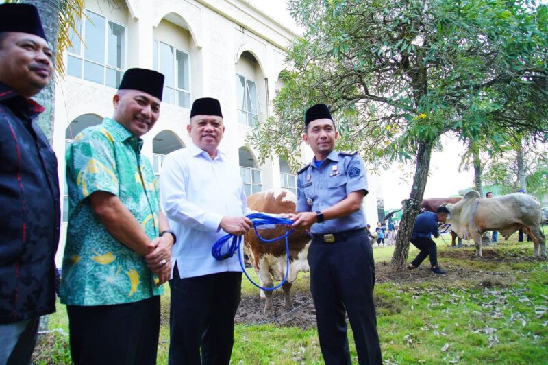 Secara simbolis Pj Bupati Muba menyerahkan hewan kurban yang dilaksanakan di Halaman Masjid Raya Baitul Makmur Sekayu