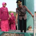 Kapolres Lebak Polda Banten AKBP Suyono,SIK pimpin Upacara Ziarah Rombongan dan Tabur Bunga dalam rangka HUT Bhayangkara ke -78 di Taman Makam Pahlawan Sirna Rana Rangkasbitung. Sabtu (29/6/2024)