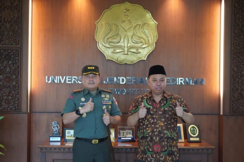Danrem 071/Wijayakusuma Kolonel Inf Jamaluddin, S.I.P., bersama Rektor Unsoed, Prof. Dr. Ir. Akhmad Sodiq, M.Sc.,