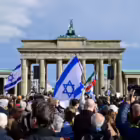 Demonstran mengibarkan bendera Israel saat menghadiri unjuk rasa solidaritas dengan Israel di Berlin, Jerman, Minggu 22 Oktober 2023.