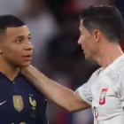 Kylian Mbappé dari Prancis dan Robert Lewandowski dari Polandia 