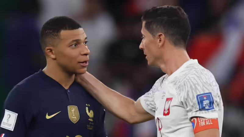 Kylian Mbappé dari Prancis dan Robert Lewandowski dari Polandia 