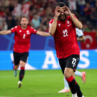 Kvartskhelia membuka skor dengan cepat di menit kedua,
