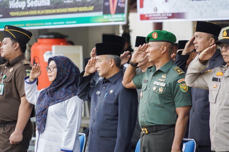 Upacara yang dipimpin oleh Pj Bupati Muba H Sandi Fahlepi selaku Pembina, Upacara tersebut mengambil tema “Pancasila Jiwa Pemersatu Bangsa Menuju Indonesia Emas 2045”