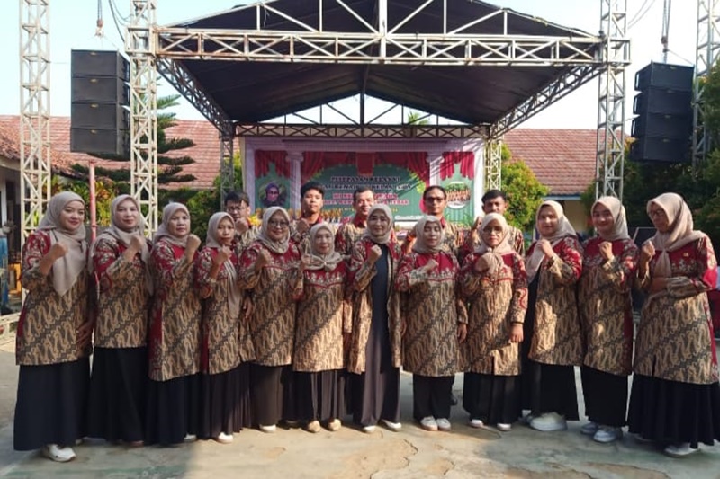 Foto bersama Para Dewan Guru dalam acara pelepasan dan kenaikan kelas SD Negeri 2 Muara, Kamis 20 Juni 2024.