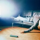 Banyak orang menikmati tidur dengan televisi menyala karena suara dari televisi berfungsi sebagai white noise yang diyakini dapat membantu seseorang tidur lebih cepat dan nyenyak
