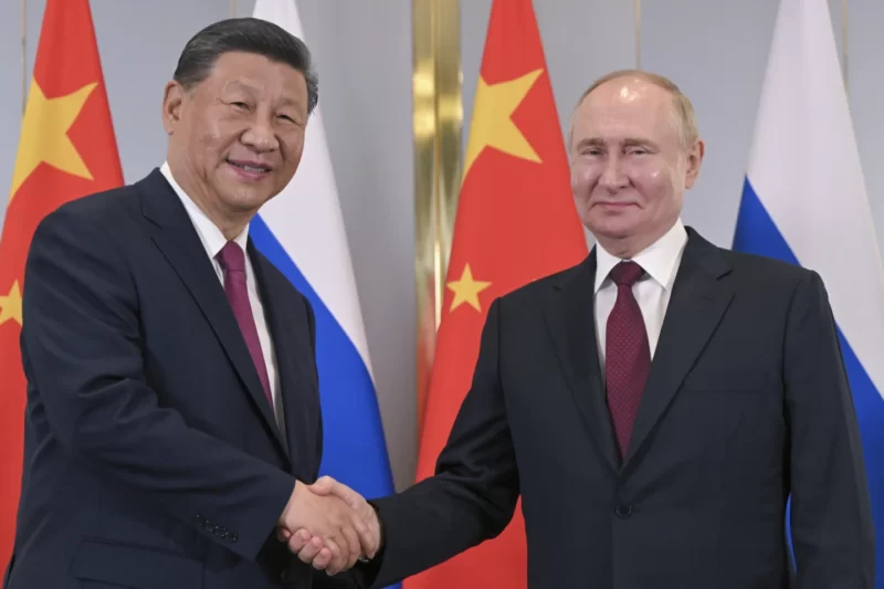 Presiden Rusia Vladimir Putin dan Presiden China Xi Jinping bertemu pada hari Rabu (06/07) di Kazakhstan untuk menghadiri sesi tahunan Organisasi Kerja Sama Shanghai (SCO) - Foto: APnews
