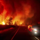 Ribuan petugas pemadam kebakaran yang berjibaku memadamkan kebakaran hutan di California Utara mendapat bantuan dari cuaca pada hari Sabtu (27/07)