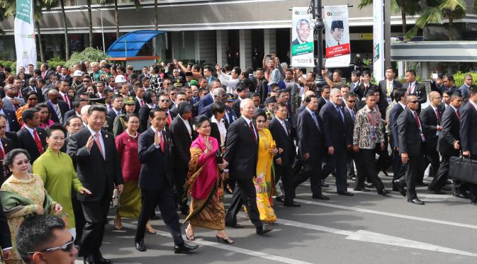 Presiden Jokowi bersama sejumlah kepala negara mengikuti 'Historical Walk' dalam rangkaian Peringatan ke-60 tahun KAA, di Jalan Asia Afrika, Bandung
