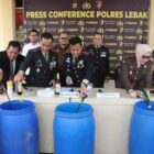 Barang bukti miras yang dimusnahkan mencapai 1.800 botol dari berbagai merek. Barang-barang tersebut diamankan dari warung-warung atau penjual di wilayah hukum Polres Lebak