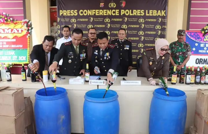 Barang bukti miras yang dimusnahkan mencapai 1.800 botol dari berbagai merek. Barang-barang tersebut diamankan dari warung-warung atau penjual di wilayah hukum Polres Lebak