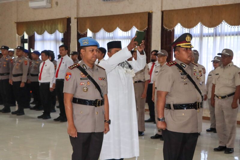 Kapolresta Cirebon, Kombes Pol Sumarni, S.I.K, S.H, M.H, memimpin upacara serah terima jabatan (sertijab) Wakapolresta Cirebon yang berlangsung di Aula Pesatgatra Mapolresta Cirebon