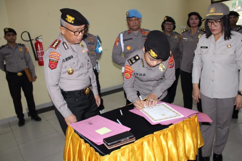 Direktur Pam Obvit Polda Maluku, Kombes Pol. Wirdenis Herman, SIK M.Si., MH., memimpin proses penandatanganan