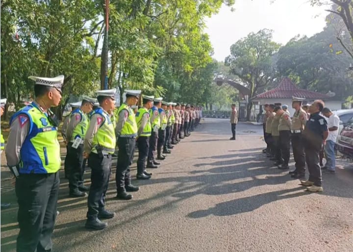 Polres Lebak Polda Banten melaksanakan pengamanan terhadap kepulangan Jemaah Haji Lebak di Pendopo Kabupaten Lebak pada Jumat, 5 Juli 2024