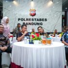 Kapolda Jawa Barat Irjen Pol. Dr. Akhmad Wiyagus, S.I.K., M.Si., M.M. didampingi oleh Pejabat Utama Polda Jabar menghadiri acara nonton bareng pagelaran wayang kulit dalam rangka peringatan ke-78 Hari Bhayangkara