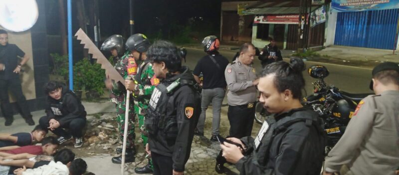 Personel yang dibantu URC Polrestabes Medan langsung mengecek lokasi. Di simpang Swadaya, mereka menemukan pelaku aksi tawuran dan geng motor yang sedang berkumpul dan membawa senjata tajam