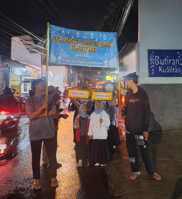 pawai obor yang digagas oleh Pengajian Al-Barokah bekerja sama dengan TarKa 189 Kelurahan Leuwigajah, Cimahi Selatan