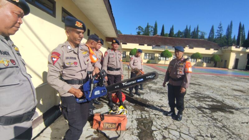 1 SST SAR Kompi 2 Batalyon B Pelopor Sat Brimob Polda Jabar melaksanakan siaga SAR di Mako Cikole Batalyon B Pelopor, Senin (8/7/2024)