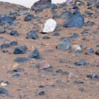 Disusun dari 18 gambar yang diambil oleh penjelajah Perseverance milik NASA, mosaik ini menunjukkan hamparan batu besar di 