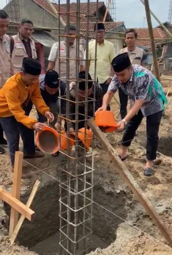 Calon Walikota Cilegon, H. Robinsar, dan Anggota DPRD Kota Cilegon, Ayatullah Khumaeni, menghadiri acara peletakan batu pertama pembangunan Masjid Baiturrahim di lingkungan Kubang Menyawak, Kelurahan Kebonsari, Kecamatan Citangkil, Kota Cilegon