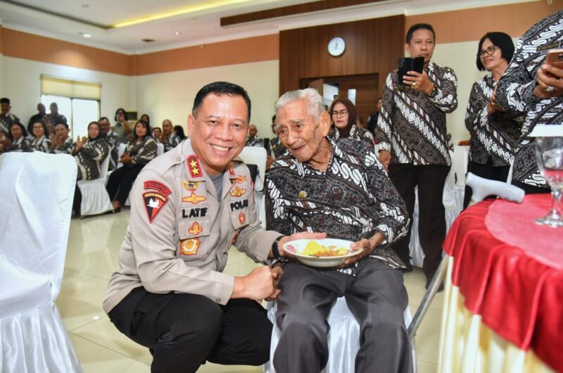 Kepala Kepolisian Daerah Maluku, Irjen Pol Drs. Lotharia Latif SH., M.Hum, menghadiri acara syukuran Hari Ulang Tahun (HUT) ke-25 Persatuan Purnawirawan (PP) Polri yang dilaksanakan di Rupattama, Kantor Reskrim Polda Maluku, Batu Meja, Kota Ambon