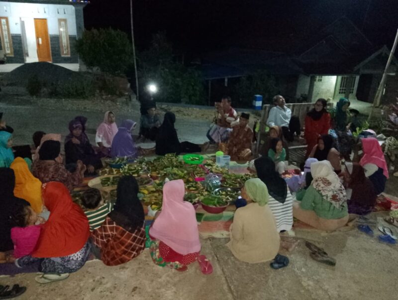 Setiap Bulan Suro, warga Dusun Jinggring, Desa Pakisrejo, Kecamatan Tanggunggunung, Kabupaten Tulungagung, menggelar Genduri Masal yang dikenal dengan sebutan 'Takir Plonthang
