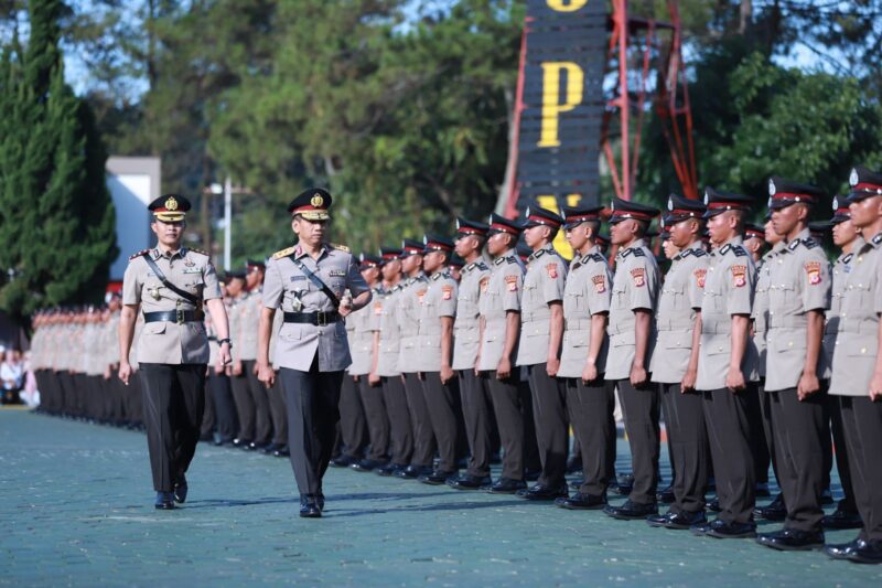 Upacara dipimpin oleh Kapolda Jawa Barat, Irjen Pol Dr. Akhmad Wiyagus, S.I.K., M.Si., M.M., sebagai Inspektur Upacara, dan dihadiri oleh Pejabat Utama Polda Jabar, Kapolres jajaran Polda Jabar, serta tamu undangan dari berbagai instansi lainnya