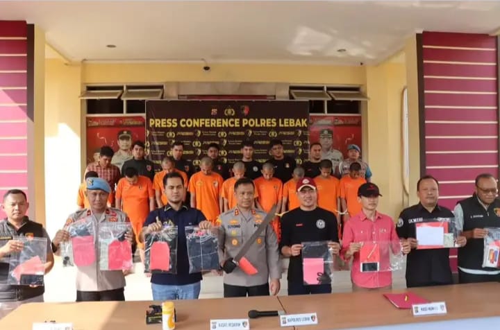 Kapolres Lebak Polda Banten, AKBP Suyono, SIK, melaksanakan Press Conference mengenai pengungkapan kasus tindak pidana kejahatan selama bulan Juli 2024 di Loby Mapolres Lebak