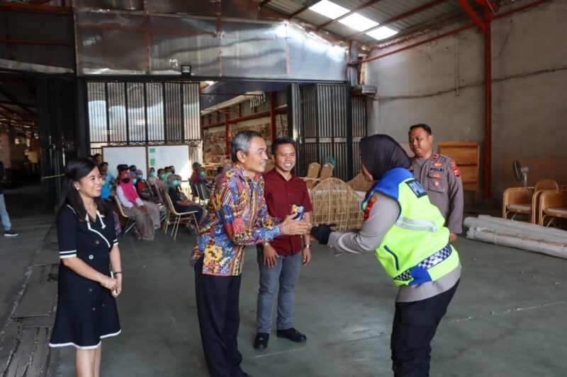 Kapolresta Cirebon, Kombes Pol Sumarni, S.I.K, S.H, M.H, memimpin pelaksanaan patroli menggunakan sepeda motor pada hari Jum'at, 12 Juli 2024