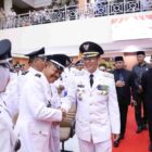  Penjabat (Pj) Bupati Bekasi, Dani Ramdan, didampingi Ketua TP PKK Ria Sabaria, mengukuhkan dan menyerahkan Surat Keputusan Bupati Bekasi tentang penyesuaian periode masa jabatan kepala desa hasil Pilkades serentak di Kabupaten Bekasi kepada 172 kepala desa
