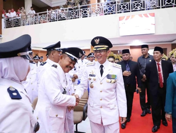  Penjabat (Pj) Bupati Bekasi, Dani Ramdan, didampingi Ketua TP PKK Ria Sabaria, mengukuhkan dan menyerahkan Surat Keputusan Bupati Bekasi tentang penyesuaian periode masa jabatan kepala desa hasil Pilkades serentak di Kabupaten Bekasi kepada 172 kepala desa