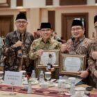 Bupati Bandung, Dadang Supriatna, yang diwakili oleh Asisten Pemerintahan dan Kesra Kabupaten Bandung, Ruli Hadiana, menerima anugerah BAZNAS Jabar Award 2024.