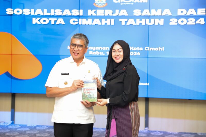 Penjabat (Pj) Wali Kota Cimahi, Dicky Saromi, dan Kepala Bagian Pemerintahan Setda Kota Cimahi, Dessy Setiawati Bukit