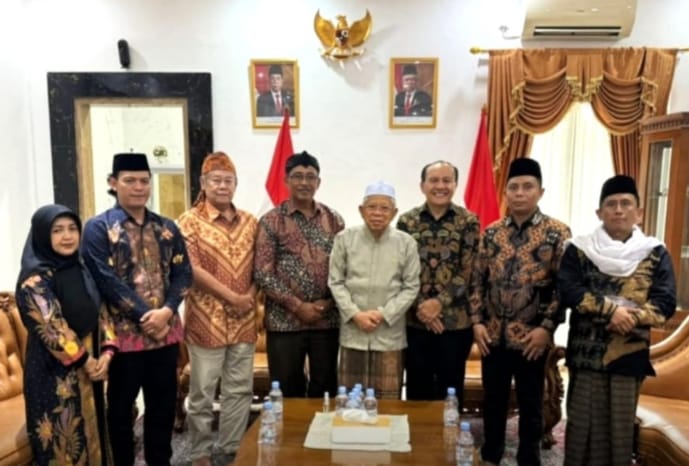 Wakil Presiden Republik Indonesia (Wapres RI), KH. Ma’ruf Amin, bersama Ketua Badan Koordinasi Pembentukan Kabupaten Cilangkahan (BAKOR PKC), H. Herry Djuhaeri, Wakil Ketua BAKOR PKC, Dr. H. Sumawijaya, M.Si