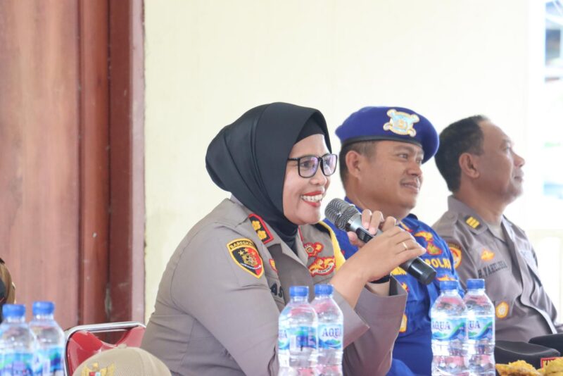 Kapolres Buru AKBP Sulastri Sukidjang S.H.S.I.K.M.M, dikenal sebagai pemimpin kepolisian yang berdedikasi dan berkomitmen terhadap kesejahteraan masyarakat