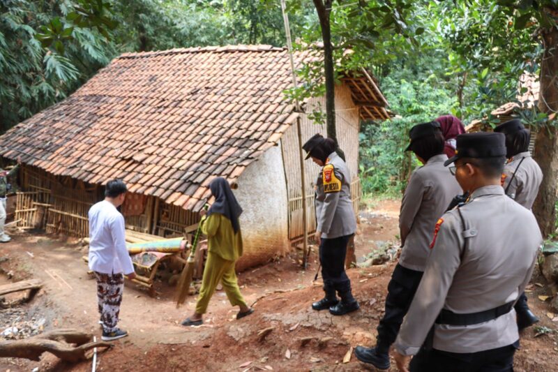  Kapolresta Cirebon, Kombes Pol Sumarni, S.I.K, S.H, M.H, memberikan bantuan renovasi Rumah Tidak Layak Huni (Rutilahu)