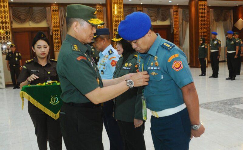 Jaksa Agung Muda Pidana Militer (Jampidmil) Dr. W. Indrajit secara resmi menutup Pendidikan dan Pelatihan (Diklat) Pembekalan SDM Tahun 2024 yang bertemakan “Penanganan Perkara Koneksitas Yang Optimal Melalui Kerja Sama TNI dan JAMPIDMIL