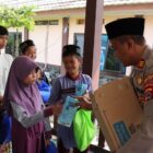 Kapolres Serang AKBP Condro Sasongko berbagi tali asih serta silaturahmi dengan puluhan Emak-emak dan anak-anak yatim warga Kecamatan Kopo, di Mapolsek Kopo, Jumat (19/7/2024)