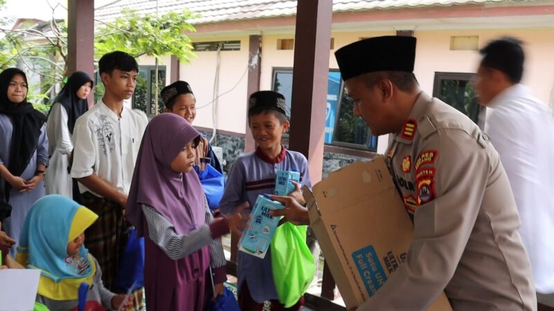 Kapolres Serang AKBP Condro Sasongko berbagi tali asih serta silaturahmi dengan puluhan Emak-emak dan anak-anak yatim warga Kecamatan Kopo, di Mapolsek Kopo, Jumat (19/7/2024)