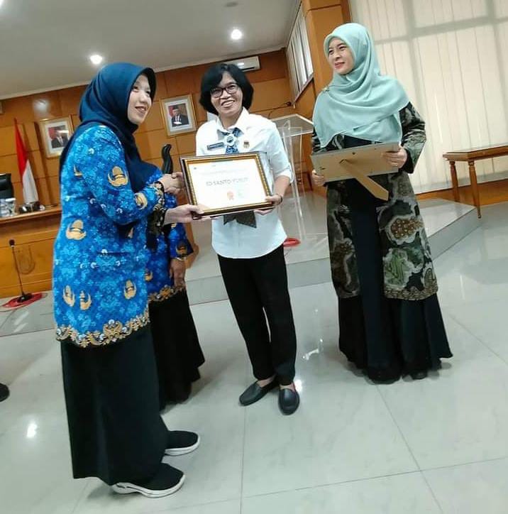 Piagam penghargaan diterima oleh Kepala Sekolah SD Santo Yusup Cimahi, Hedvigis Retno Astanti, S.Pd., pada Rabu, 17 Juli 2024