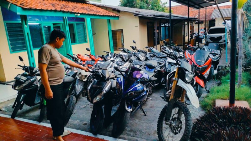 Unit patroli KRYD Polsek Jatibarang dengan cepat menuju lokasi kejadian untuk mengantisipasi terjadinya tawuran antar kelompok