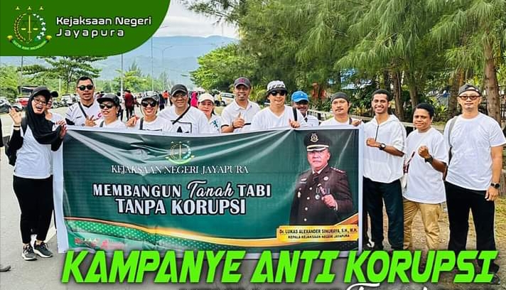 Kejaksaan Negeri (Kejari) Jayapura, di bawah komando Dr. Lukas Alexander Sinuraya, menggelar aksi kampanye anti korupsi di Kota Jayapura
