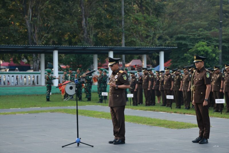 Kepala Kejaksaan Tinggi (Kajati) Banten Dr. Siswanto, SH.MH bertindak selaku inspektur Upacara Ziarah Makam Pahlawan di TMP Ciceri Kota Serang