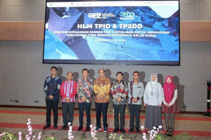 Bupati Humbang Hasundutan, diwakili oleh Plh Sekda Drs. John Harry, M.MA, menghadiri High Level Meeting (HLM) Tim Pengendalian Inflasi Daerah (TPID) dan Tim Percepatan dan Perluasan Digitalisasi Daerah (TP2DD) di Marianna Resort & Convention