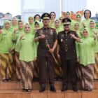 Kepala Kejaksaan Tinggi (Kajati) Maluku, Agoes Soenanto Prasetyo, S.H., M.H., memimpin upacara ziarah di Taman Makam Pahlawan Kapahaha, Jl. Pandan Kasturi – Tantui, Kecamatan Sirimau, Kota Ambon, pada Minggu (21/7/2024)