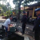 Anggota Kompi 2 Batalyon C Pelopor Satuan Brimob Polda Jawa Barat melaksanakan patroli di daerah Desa Wanasaba Kidul, Kab Cirebon, pada Minggu (21/7/2024)