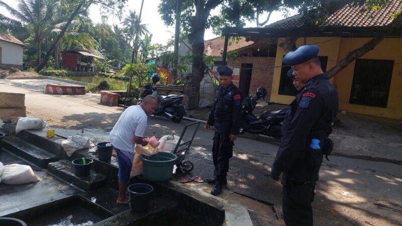 Anggota Kompi 2 Batalyon C Pelopor Satuan Brimob Polda Jawa Barat melaksanakan patroli di daerah Desa Wanasaba Kidul, Kab Cirebon, pada Minggu (21/7/2024)